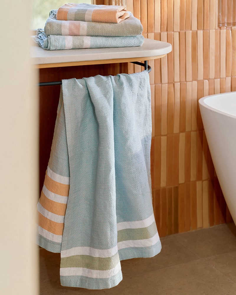 Mungo_Linen_Towel_Sky__09_Bathroom_174
