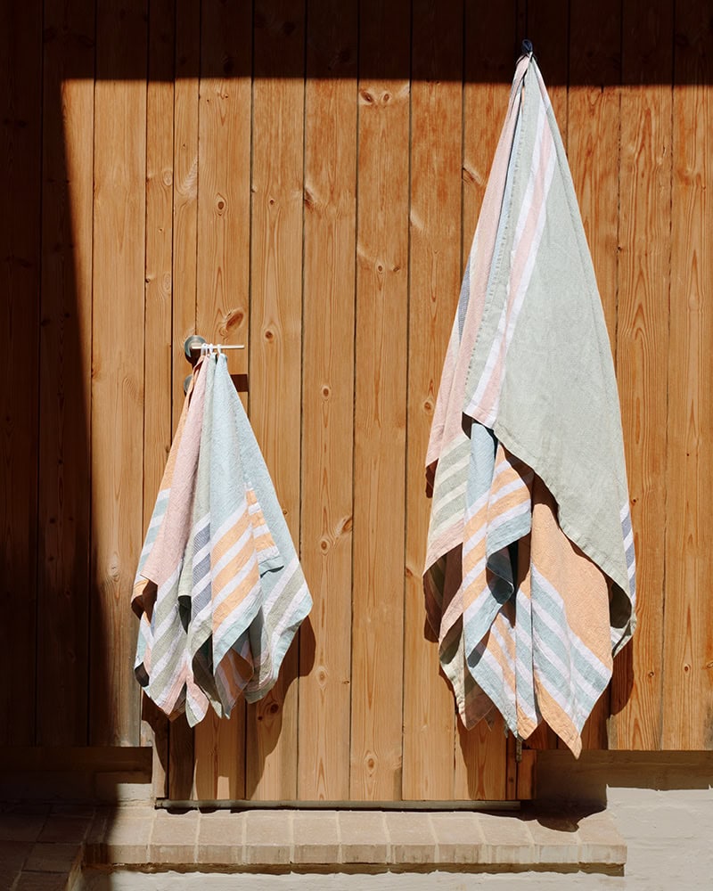 Mungo_Linen_Towels_Stack_Lounge_145